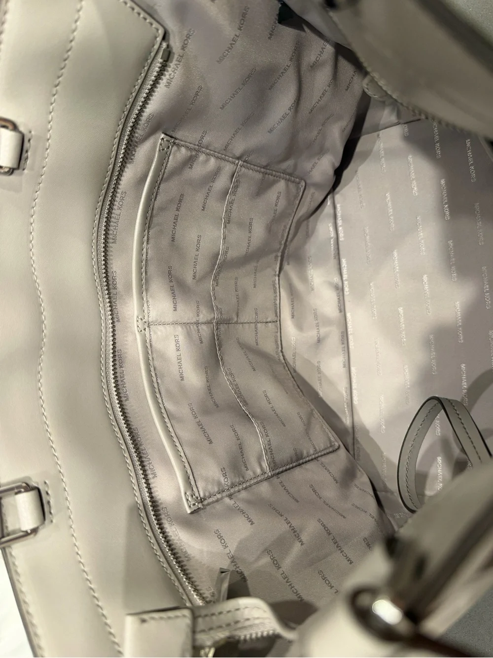 NWT Michael Kors Leather Signature Tote in Pearl Grey